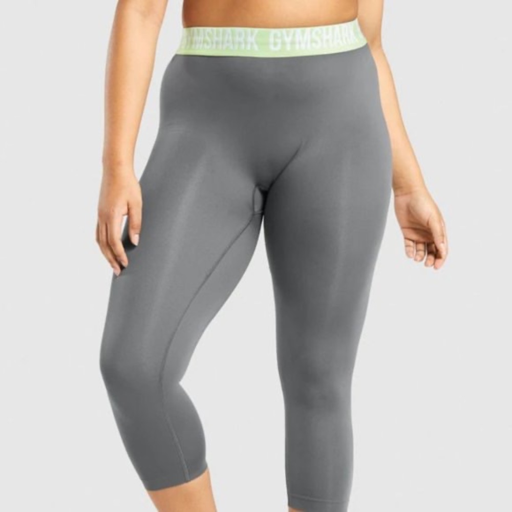 GYMSHARK gray cropped leggings